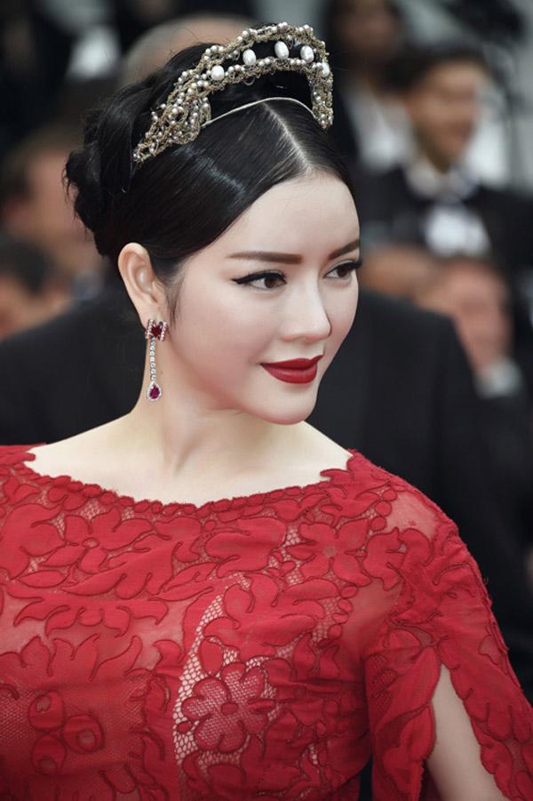 vi sao ca cong nuong meghan markle lan ly nha ky lai me met mau son nay den vay? - 9