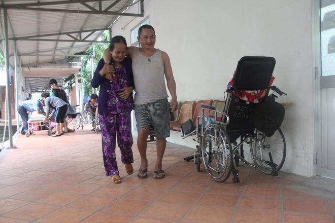 "nuoc mat heo ua" cua nguoi me co con trai mat mot phan hop so song lay lat qua ngay - 1