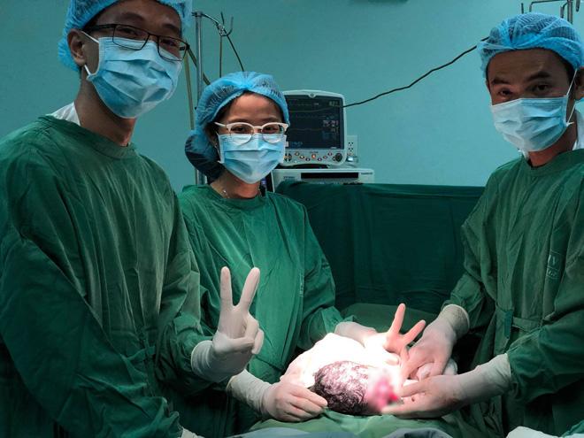 12 nam hiem muon vi can benh la, cap vo chong hanh phuc don chao thien than dang yeu - 1