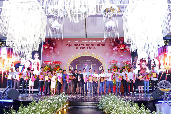 ca si bui anh tuan, ho quang hieu, dien vien sam den du dai hoi thuong dinh e'zie 2018 - 1