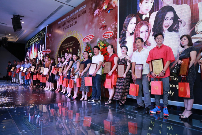 ca si bui anh tuan, ho quang hieu, dien vien sam den du dai hoi thuong dinh e'zie 2018 - 4