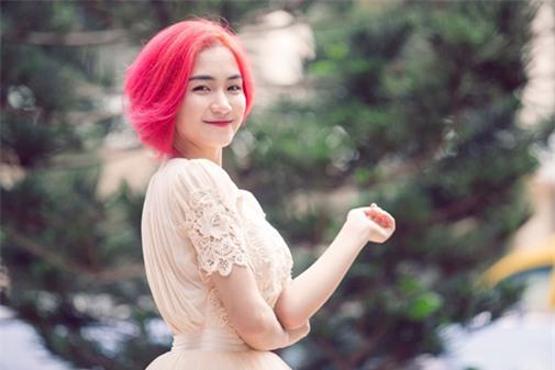 sau khi chia se bi tram cam vi lum xum, hoa minzy manh tay cat toc de... dut van den? - 4