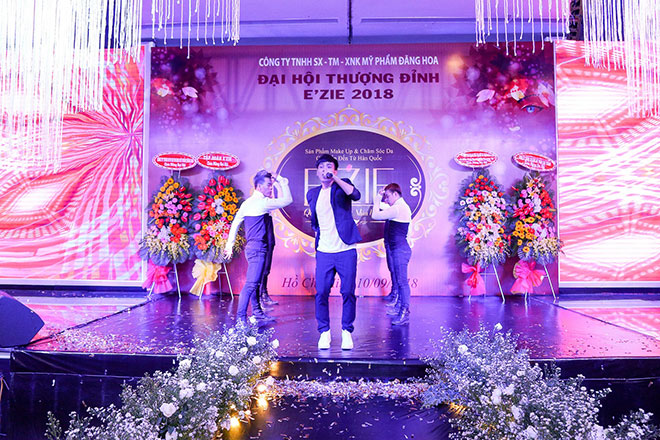 ca si bui anh tuan, ho quang hieu, dien vien sam den du dai hoi thuong dinh e'zie 2018 - 7