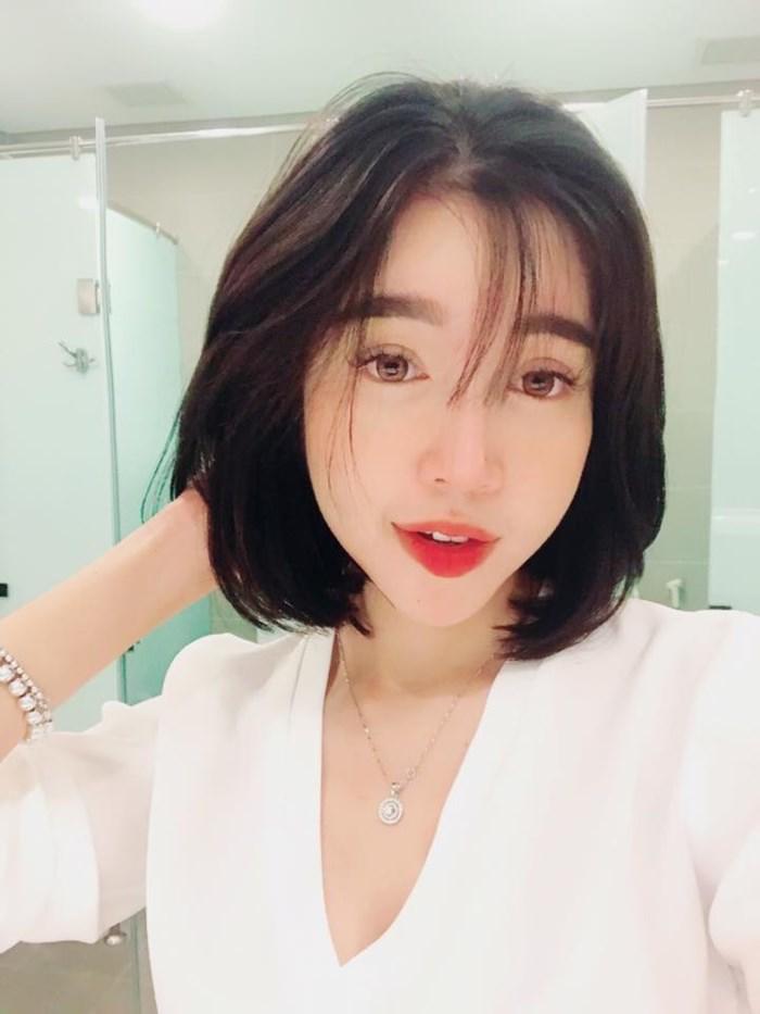trong khi elly tran lo mat sung vu, van mai huong lai gay hoang hot vi cam tam giac nhon - 7
