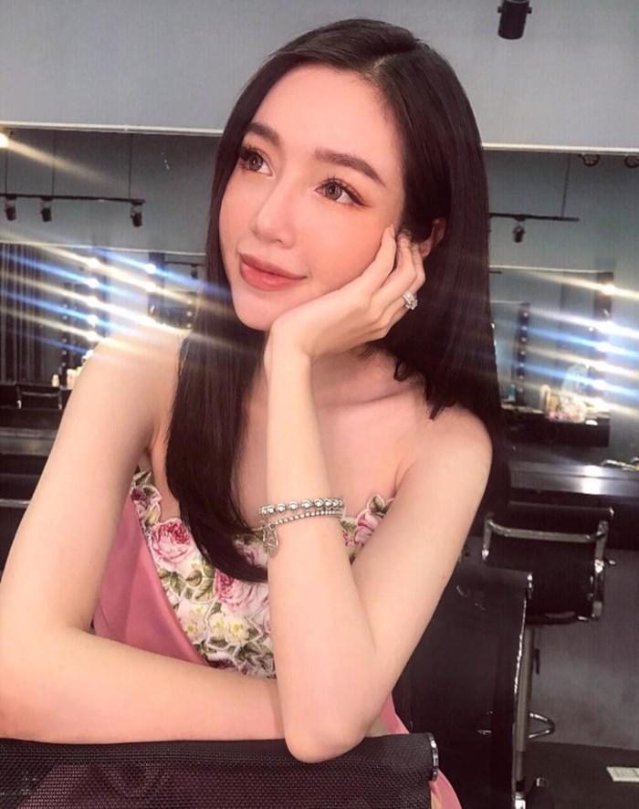 trong khi elly tran lo mat sung vu, van mai huong lai gay hoang hot vi cam tam giac nhon - 6