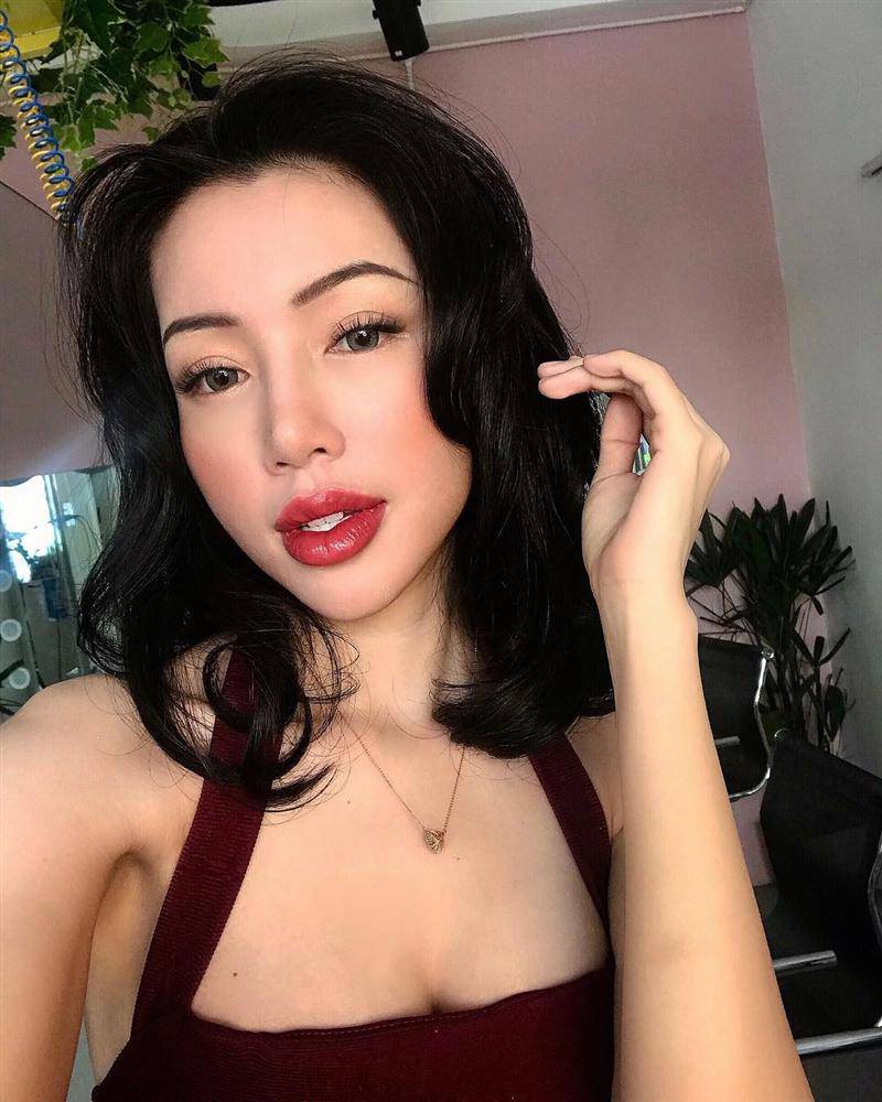 trong khi elly tran lo mat sung vu, van mai huong lai gay hoang hot vi cam tam giac nhon - 4