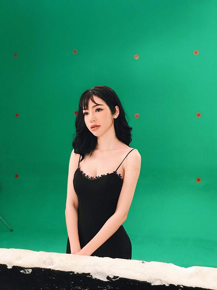 trong khi elly tran lo mat sung vu, van mai huong lai gay hoang hot vi cam tam giac nhon - 5