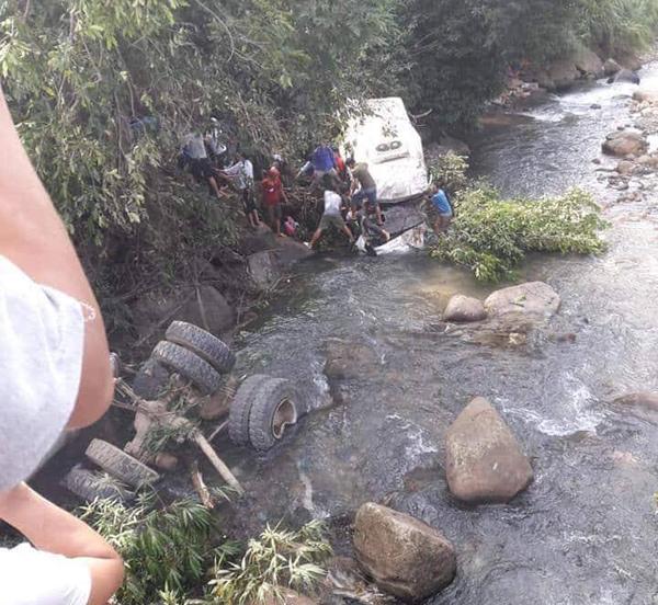 tai nan giao thong o lai chau: xe bon mat phanh dam xe khach, 11 nguoi chet tai cho - 1
