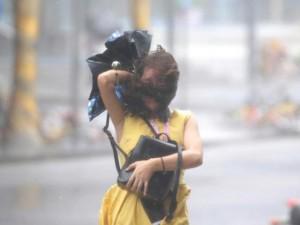 Siêu bão Mangkhut đổ bộ Hong Kong, người bị gió quật ngã như ngả rạ
