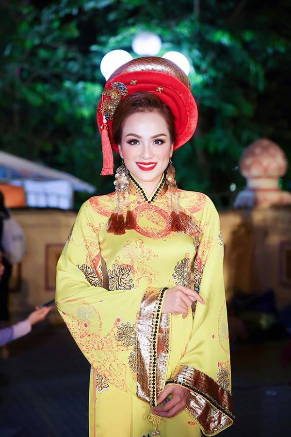 truoc khi tieu vy dang quang, quang nam da co 1 hoa hau sac nuoc huong troi - 6
