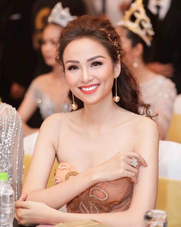 truoc khi tieu vy dang quang, quang nam da co 1 hoa hau sac nuoc huong troi - 4