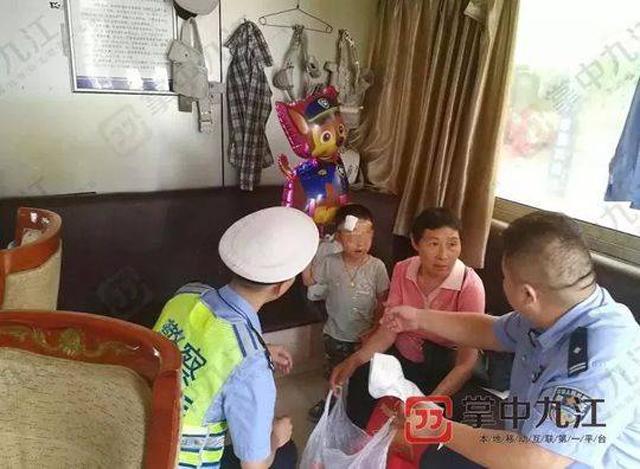 xot thuong be trai 4 tuoi bi bo roi ben duong, tay cam chat don ly hon cua bo me - 1