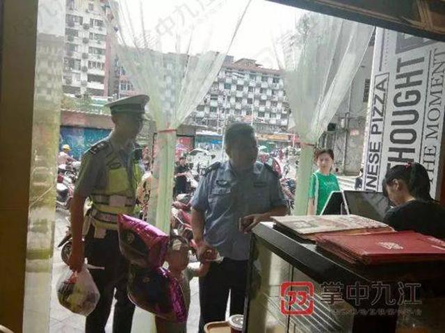 xot thuong be trai 4 tuoi bi bo roi ben duong, tay cam chat don ly hon cua bo me - 3