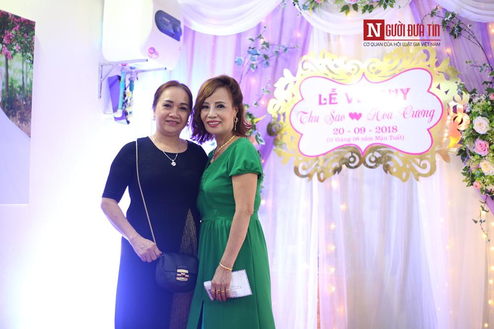 ban be, hang xom chuc phuc cho co dau 62 tuoi lay chong 26 tuoi - 2