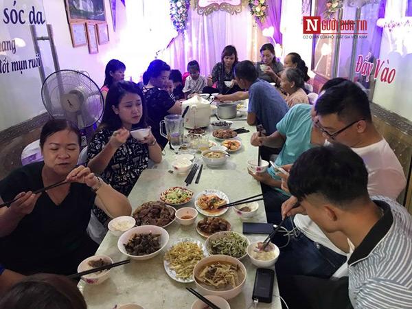 ban be, hang xom chuc phuc cho co dau 62 tuoi lay chong 26 tuoi - 7