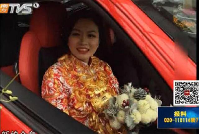 co dau deo vong vang nang triu co, phai dung hai tay do moi chiu duoc - 2
