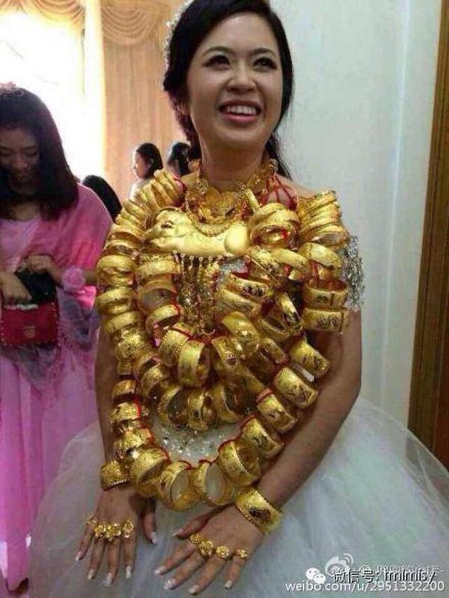 co dau deo vong vang nang triu co, phai dung hai tay do moi chiu duoc - 3