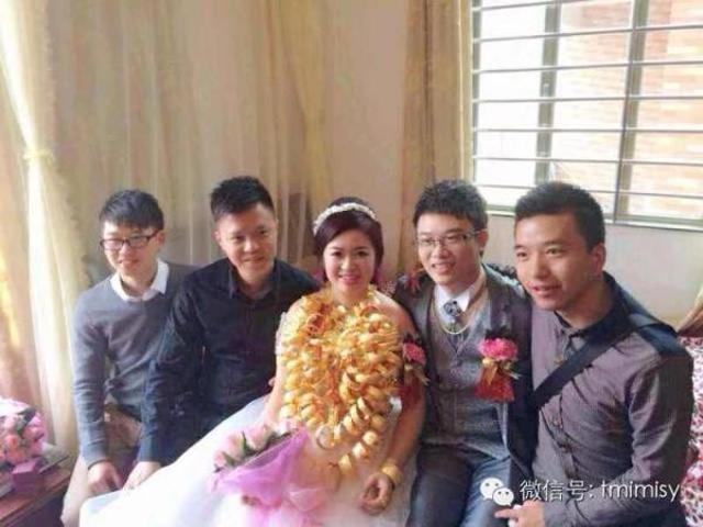 co dau deo vong vang nang triu co, phai dung hai tay do moi chiu duoc - 5