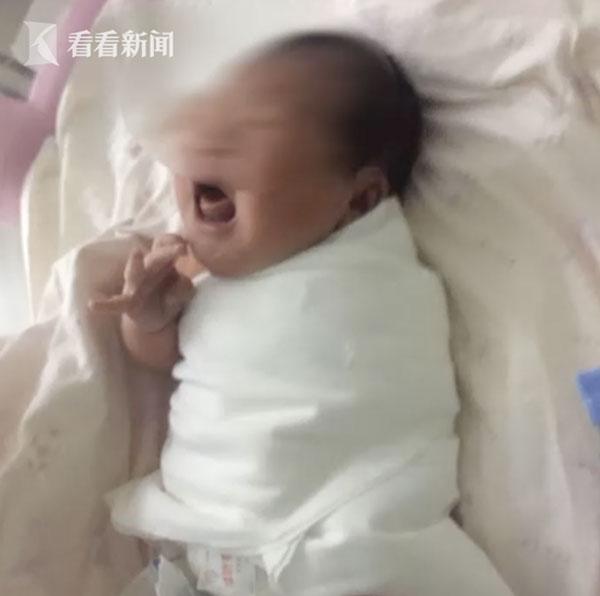 bac si thong bao con gai chao doi khoe manh nhung vua gap con nguoi me da bat khoc - 1