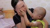 Biết gia đình không đủ tiền chữa, cậu bé ung thư lau nước mắt cho mẹ: "Mẹ ơi, đừng khóc"