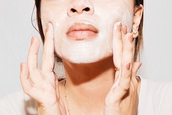 la con gai khong biet cach cham soc da mat thi dung hoi tai sao... van e - 3