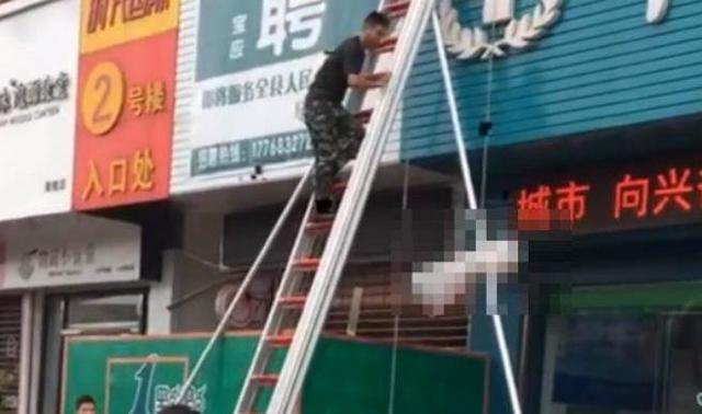 me mai di ve sinh khong de y, con gai 2 tuoi roi tu tang 28 xuong dat tu vong - 2