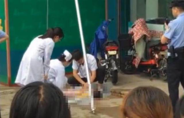 me mai di ve sinh khong de y, con gai 2 tuoi roi tu tang 28 xuong dat tu vong - 3