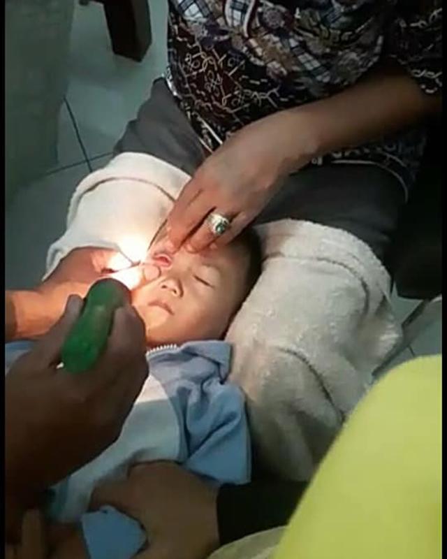 thay con trai khoc ra mau, me hoang hot phat hien nguyen nhan tu thu quen thuoc - 2