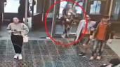 Cô gái trẻ đâm vỡ cửa kính ga tàu điện vì mải dùng điện thoại
