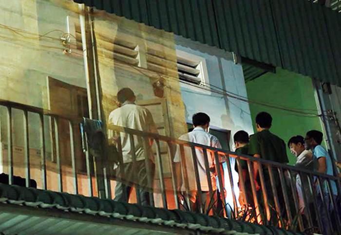 con gai chet lang khi thay me bi sat hai trong nha ve sinh - 1