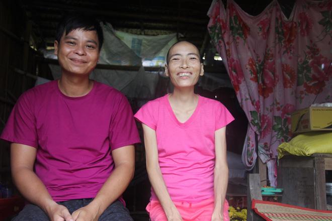 mac gia dinh phan doi, chang trai van nguyen cham soc nguoi dan ba mot doi chong bi ung thu - 1