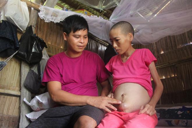 mac gia dinh phan doi, chang trai van nguyen cham soc nguoi dan ba mot doi chong bi ung thu - 4