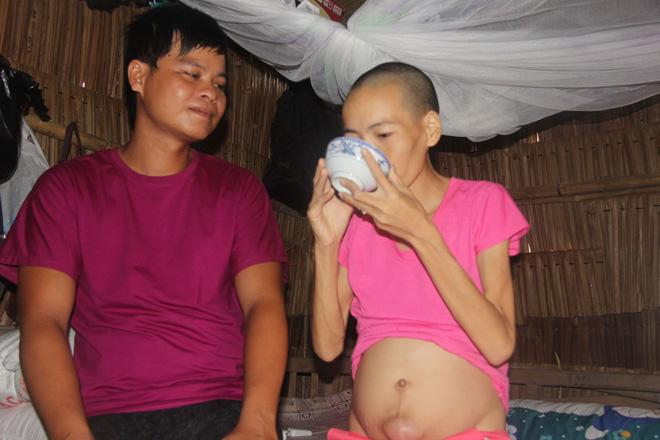 mac gia dinh phan doi, chang trai van nguyen cham soc nguoi dan ba mot doi chong bi ung thu - 5