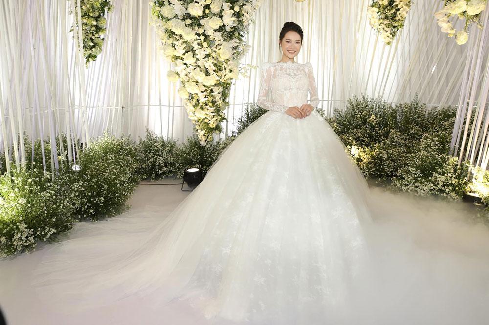 Amaranth Việt Nam  Cận cảnh 3 mẫu váy cưới tốn hơn 500 triệu của Xoài Non  Lấp lánh loá mắt đúng chuẩn công chúa