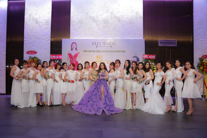 gan 500 co gai "do sac" tai su kien ky niem 5 nam thanh lap elly white - 2