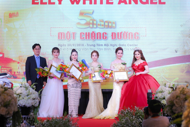 gan 500 co gai "do sac" tai su kien ky niem 5 nam thanh lap elly white - 4