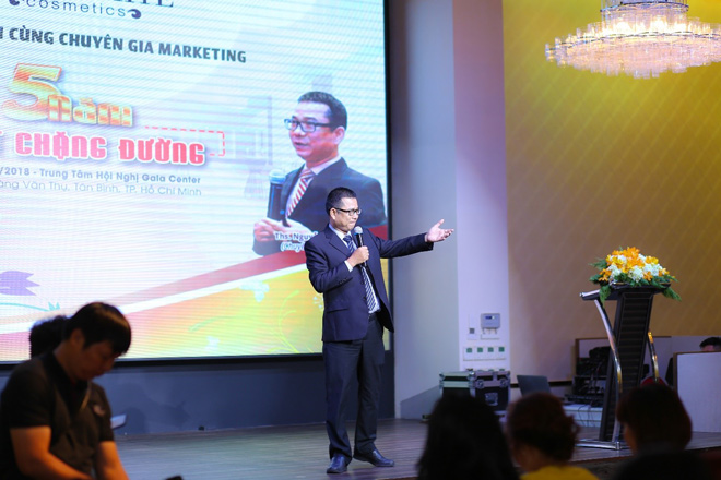 gan 500 co gai "do sac" tai su kien ky niem 5 nam thanh lap elly white - 5