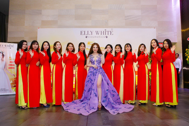 gan 500 co gai "do sac" tai su kien ky niem 5 nam thanh lap elly white - 6