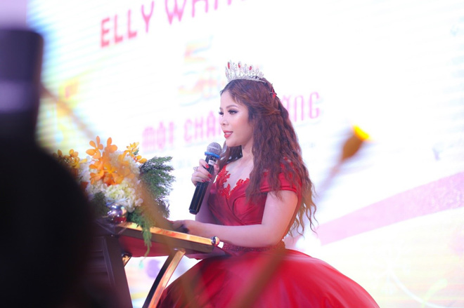 gan 500 co gai "do sac" tai su kien ky niem 5 nam thanh lap elly white - 7