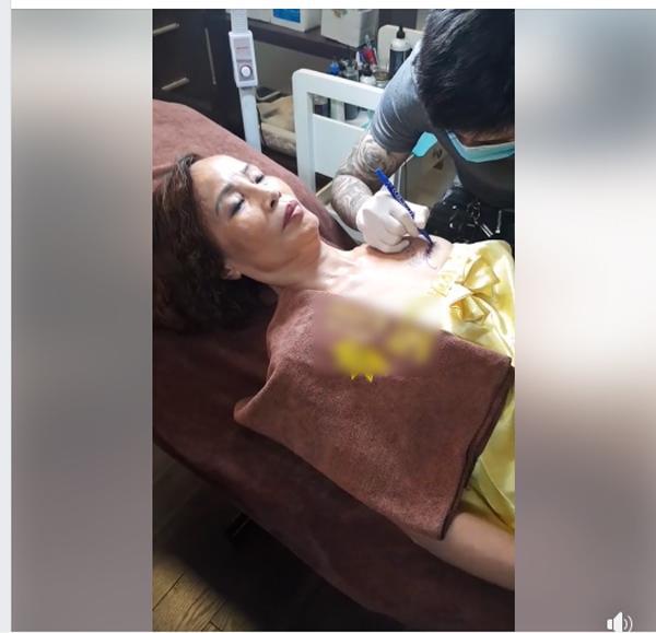 co dau 62 tuoi xam ten chong len nguc, phan ung cua chu re khien tat ca bat ngo - 1