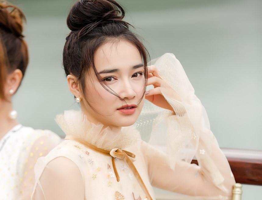 tieu vy - nha phuong: nguoi hoa hau, nguoi co dau moi nhung ho deu co diem chung nay - 8