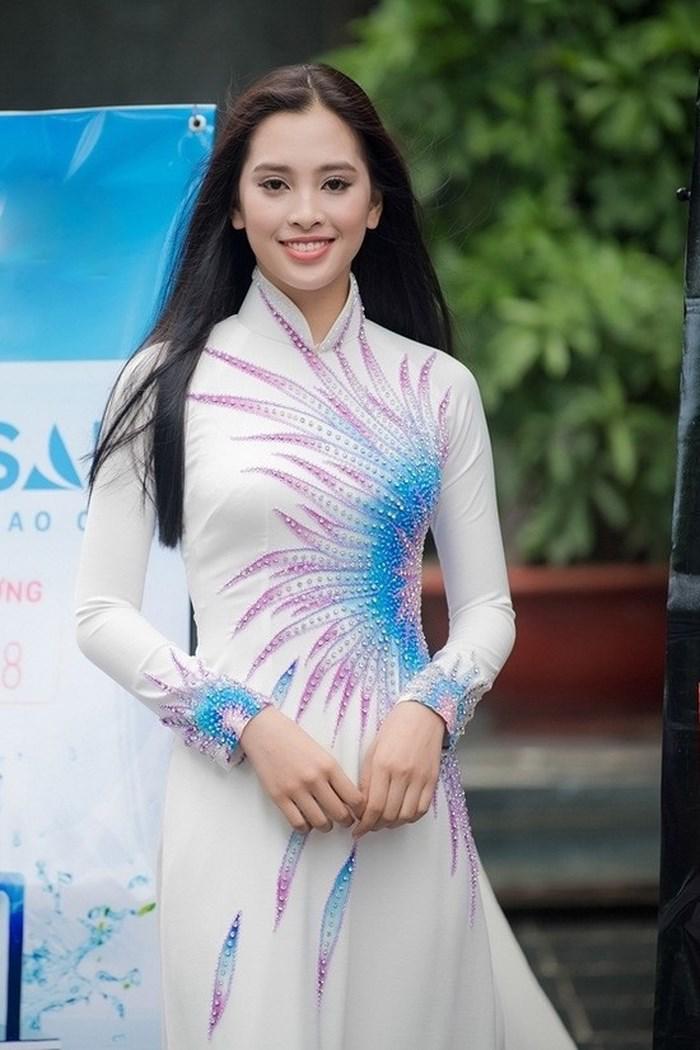 tieu vy - nha phuong: nguoi hoa hau, nguoi co dau moi nhung ho deu co diem chung nay - 10