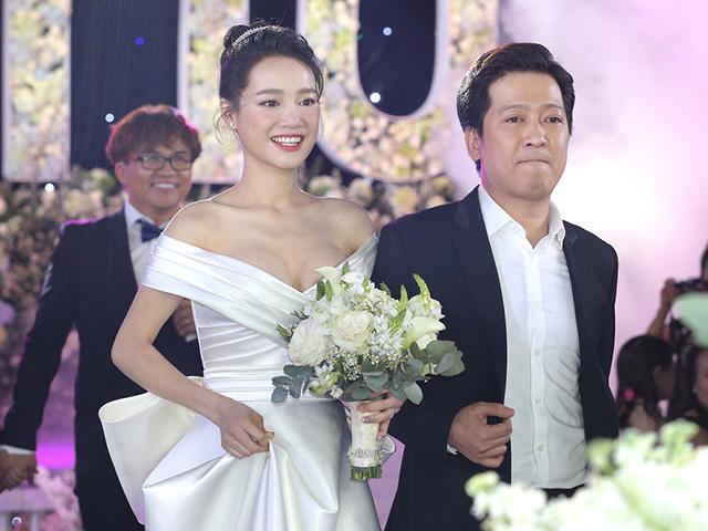 Nhìn lại váy cưới Nhã Phương, fans giật mình vì chi tiết táo bạo chưa từng thấy của cô dâu