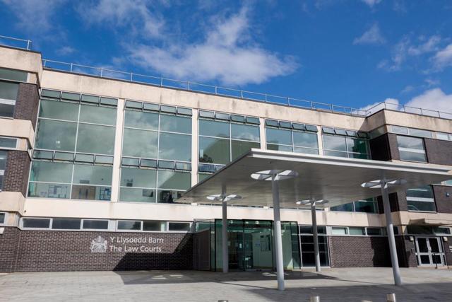 hoang hot khi clip "nong" cua minh bi tung len facebook, co gai cang soc hon khi biet thu pham - 2