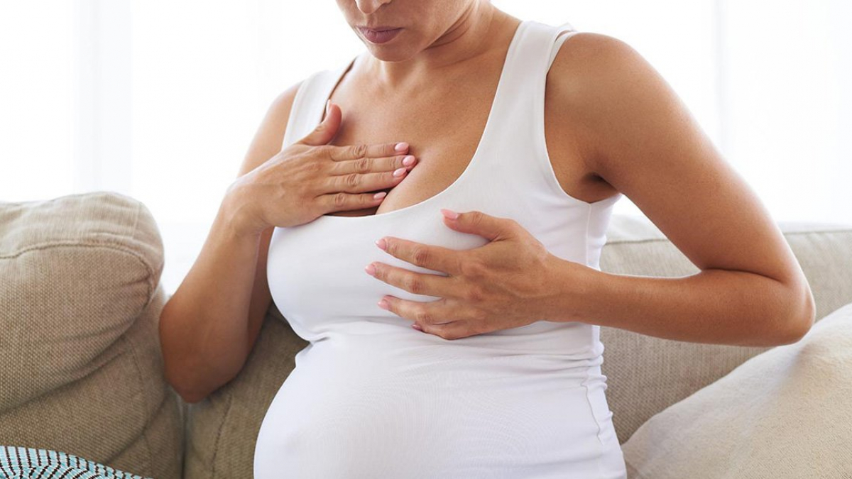Mới mang thai, mẹ bầu hốt hoảng khi bỗng dưng mọc thêm một... bầu ngực
