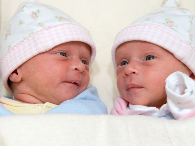 Cặp đôi châu Á chi tiền tỉ làm IVF, ngày sinh ngơ ngác vì hai con da trắng mắt xanh