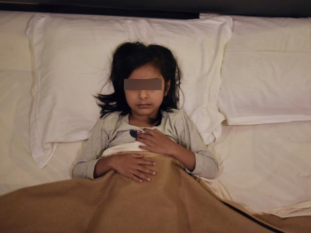 Con gái 5 tuổi lên giường ngủ vì đau bụng, sáng hôm sau mẹ đau đớn khi mở cửa phòng