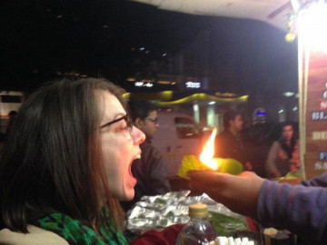 Thực khách Ấn Độ xếp hàng để thưởng thức món bánh rực lửa trong miệng