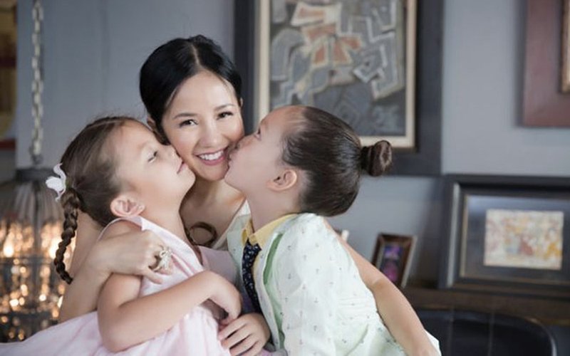 Ngoài 42 tuổi, Hồng Nhung mới lần đầu được làm mẹ. Niềm vui tuy đến đến muộn nhưng khá trọn vẹn khi nữ ca sĩ đón cặp sinh đôi một trai, một gái. 
