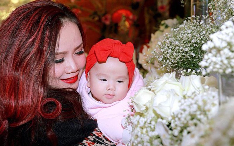 Tháng 8/2017, Hoàng Yến hạ sinh con gái thứ 3, đặt tên là bé Mầm. Ca sinh của cô diễn ra suôn sẻ, hai mẹ con cùng khỏe mạnh. Thậm chí, bà mẹ 3 con còn tâm sự khi công việc 2 vợ chồng bớt bận rộn hơn, có thể cô sẽ sinh thêm em bé. 
